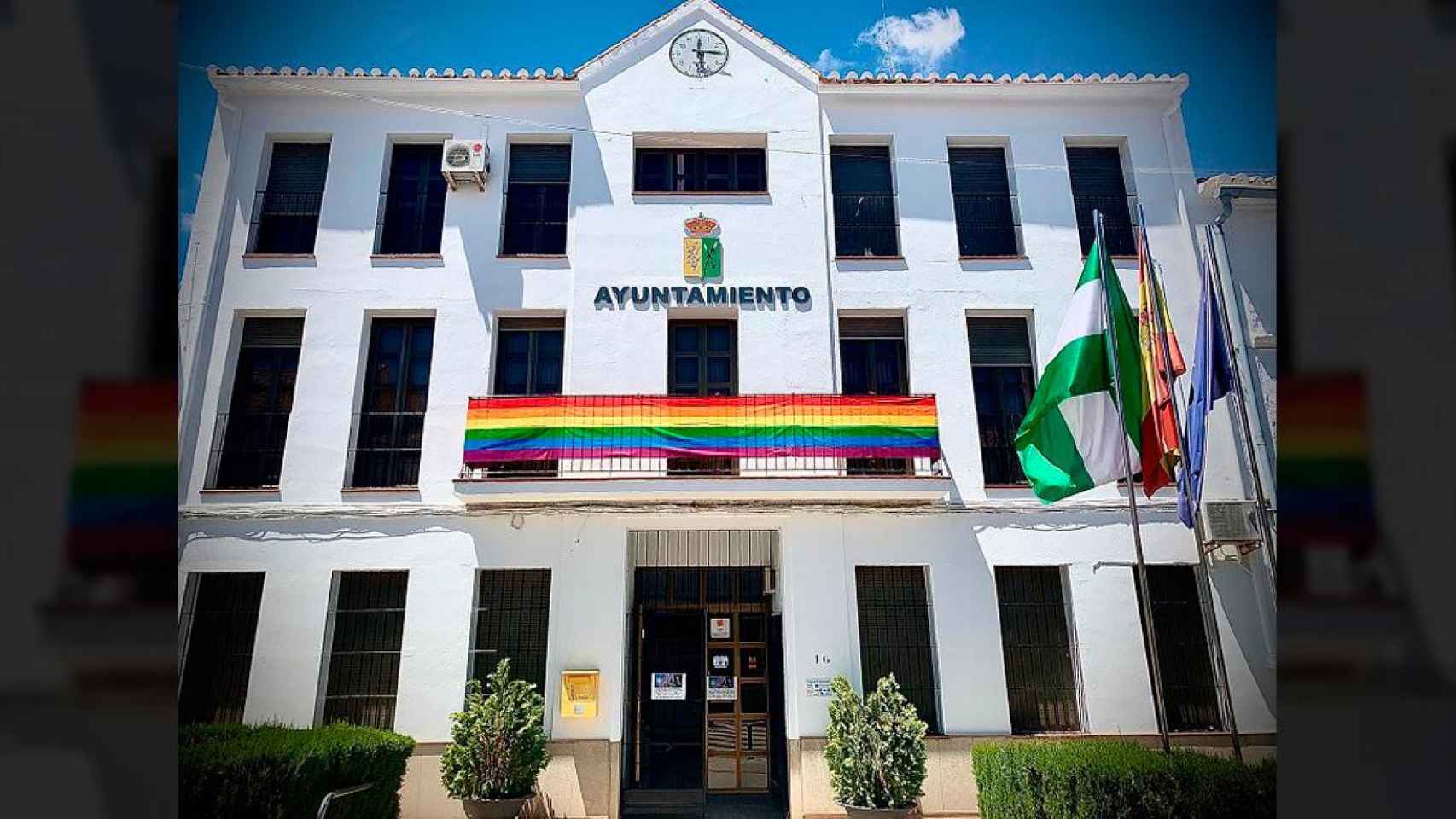 Bandera LGTBI en la fachada del Ayuntamiento de Villanueva de Algaidas / AYUNTAMIENTO