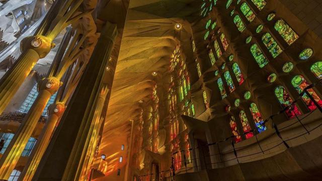 Interior de la Sagrada Familia en Barcelona / UNSPLASH