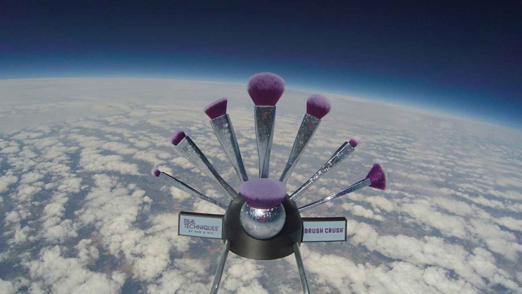 Pinceles Brush Crush: Volume 2 en el espacio exterior / SENT INTO SPACE - REAL TECHNIQUES