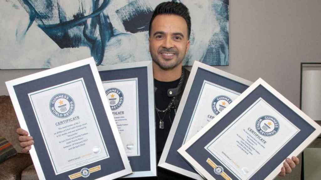 Luis Fonsi con cuatro de los siete récords Guinness logrados por 'Despacito' / GWR