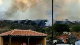 La lava llega al núcleo urbano de Todoque /BOMBEROS GC