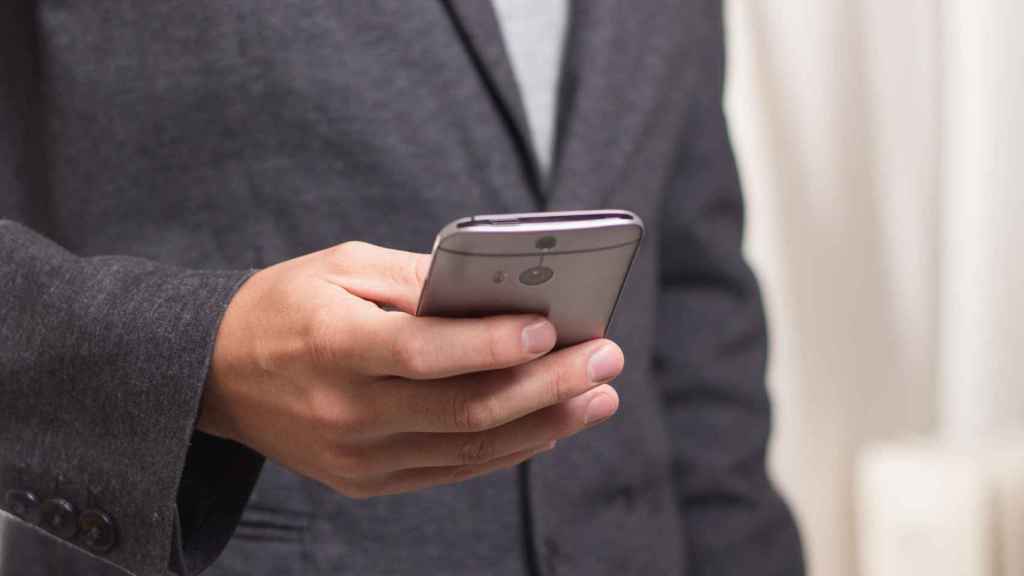 Un hombre bloquea la llamada telefónica de unos estafadores / CG