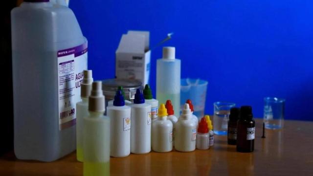 Botes de productos con dióxido de cloro / EFE