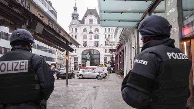 Dos agentes de la policía vienesa patrullan la ciudad / EFE