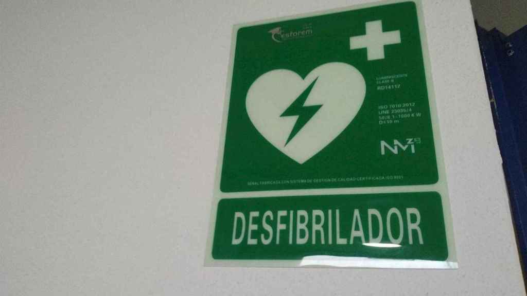 Cartel de ubicación de un desfibrilador / EP