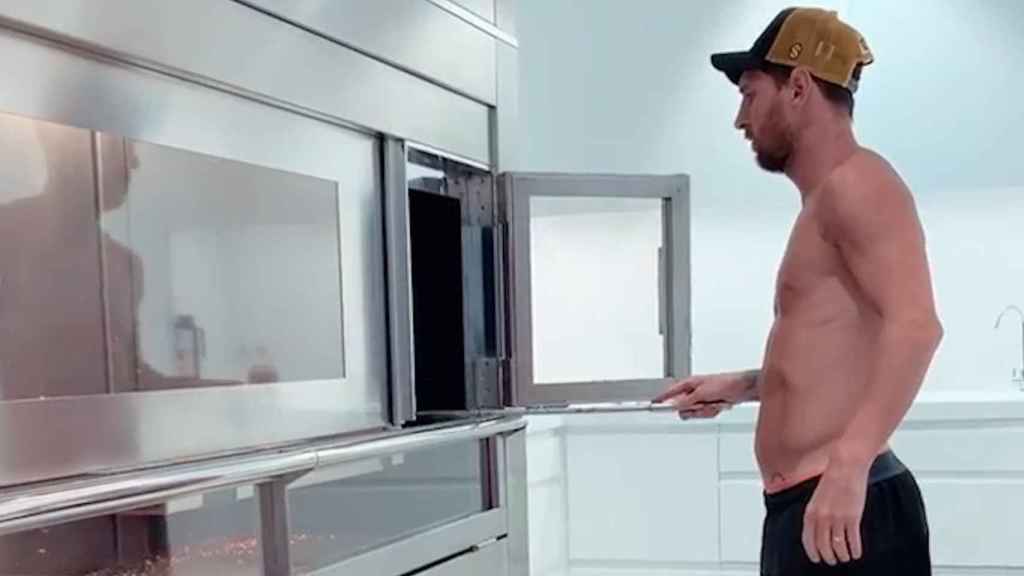 Leo Messi preparando un asado