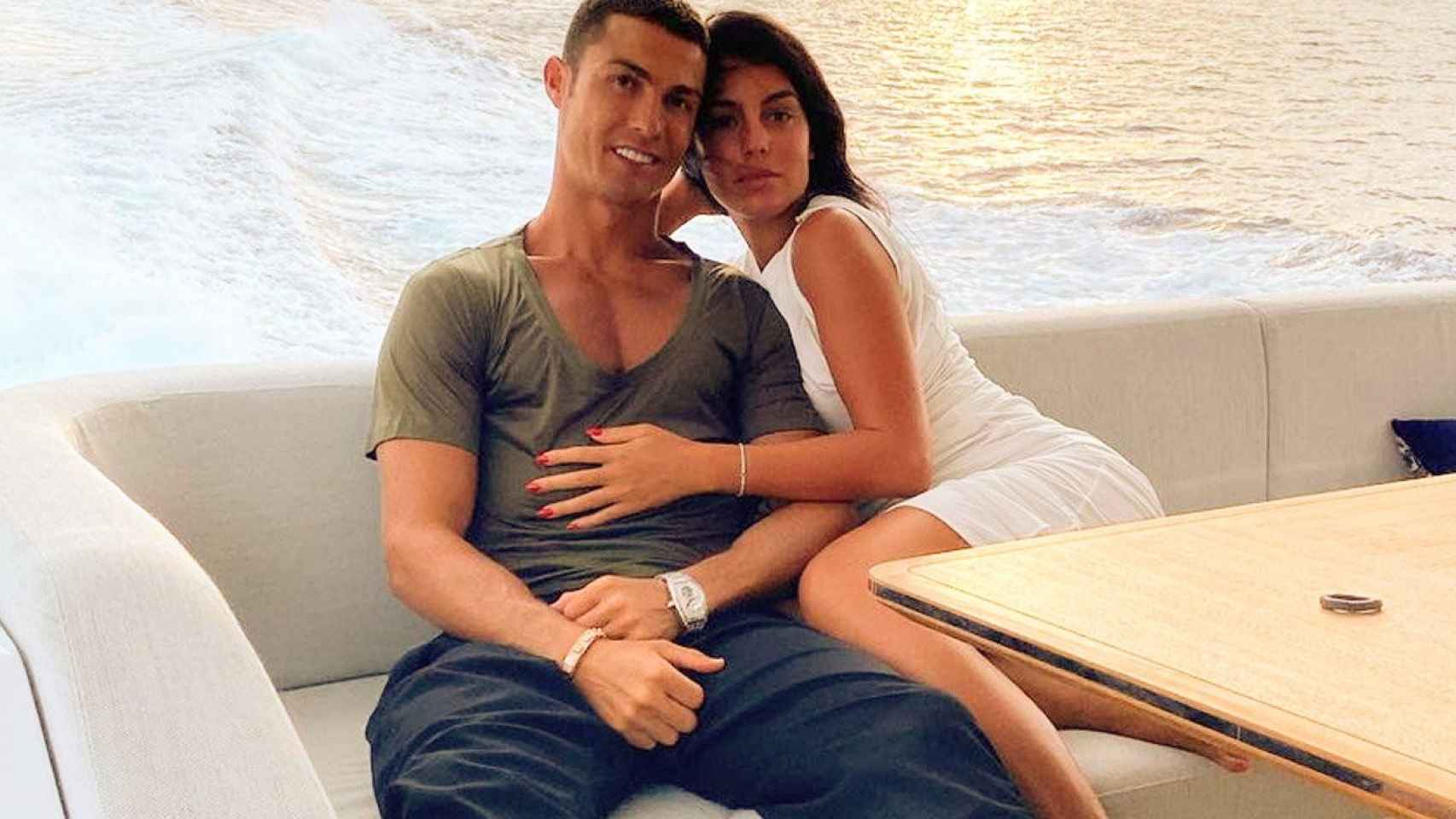 Georgina Rodríguz abraza a Cristiano Ronaldo en el yate