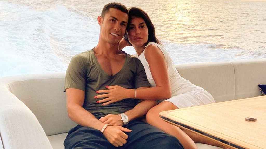 Georgina Rodríguz abraza a Cristiano Ronaldo en el yate