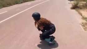 Shakira en el skate por el paseo de Gavà