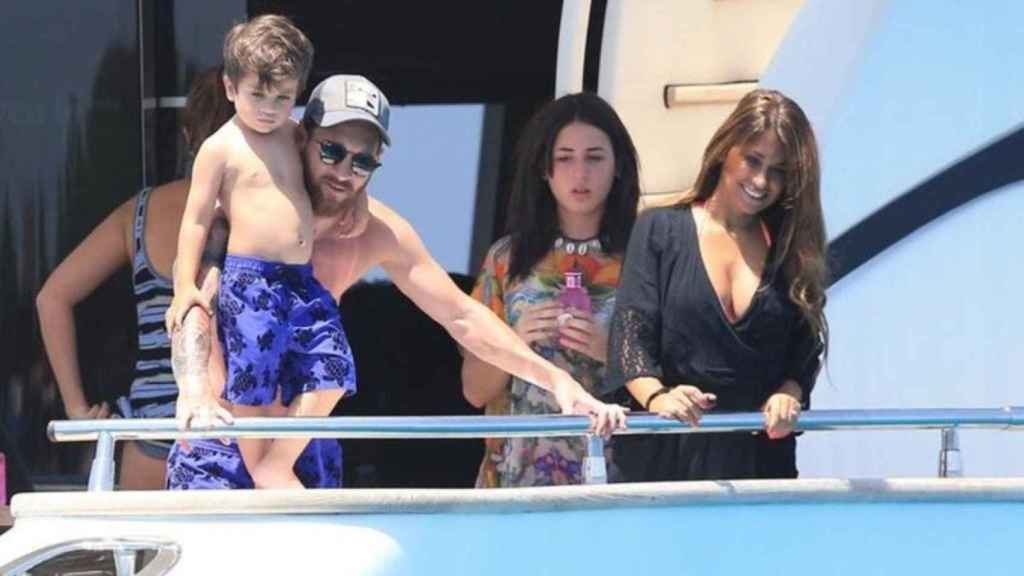 Antonella Roccuzzo y Messi en el yate