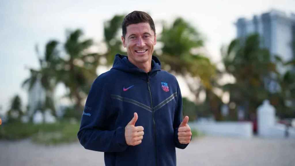 Lewandowski, posando con la nueva indumentaria del Barça, en la ciudad de Miami / FCB