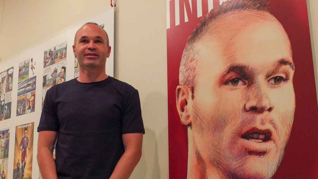 Andrés Iniesta en una exposición de cómics / Redes (@andresiniesta8)