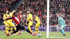 Una acción durante el partido entre el Athletic y el Barça/ EFE