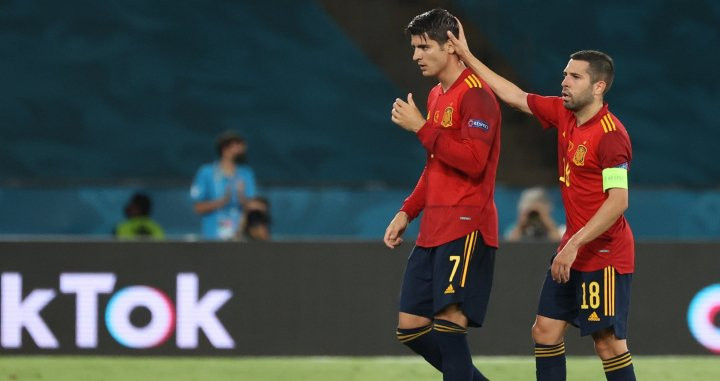 Jordi Alba consuela a Morata tras fallar una ocasión cantada, en el primer partido de la Euro / RFEF