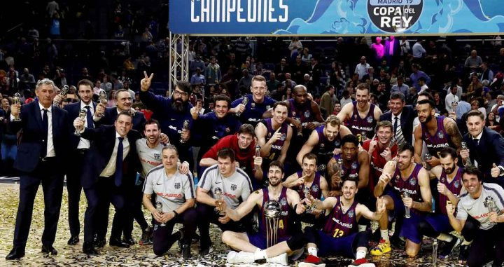 El equipo de baloncesto celebra la Copa del Rey lograda ante el Real Madrid / EFE