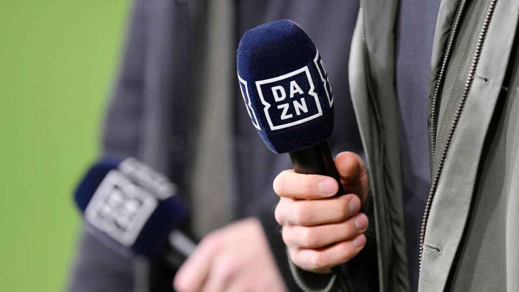 Los periodistas de DAZN, cubriendo un partido de fútbol