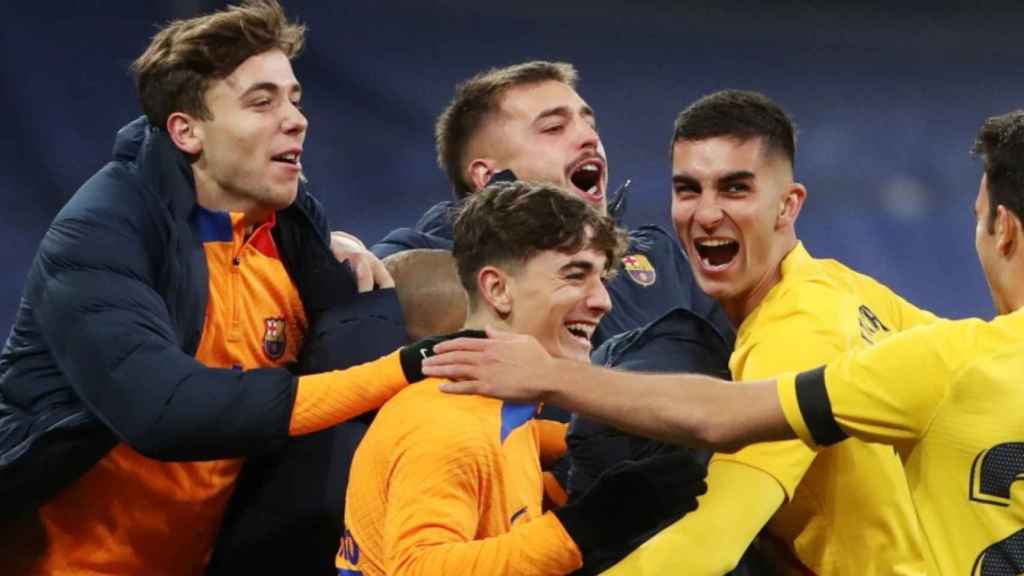 Nico González, Gavi, Arnau Tenas y Ferran Torres celebran el gol del delantero valenciano en el clásico del Bernabéu