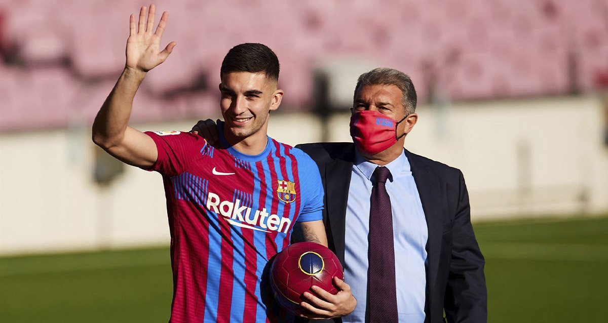 Ferran Torres y Joan Laporta en la presentación del joven delantero valenciano / EFE