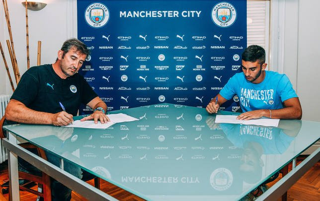 Ferran Soriano firma el primer contrato de Ferran Torres con el Manchester City / MC