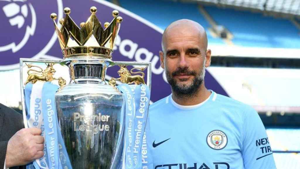 Guardiola con el título de la Premier League / Twitter