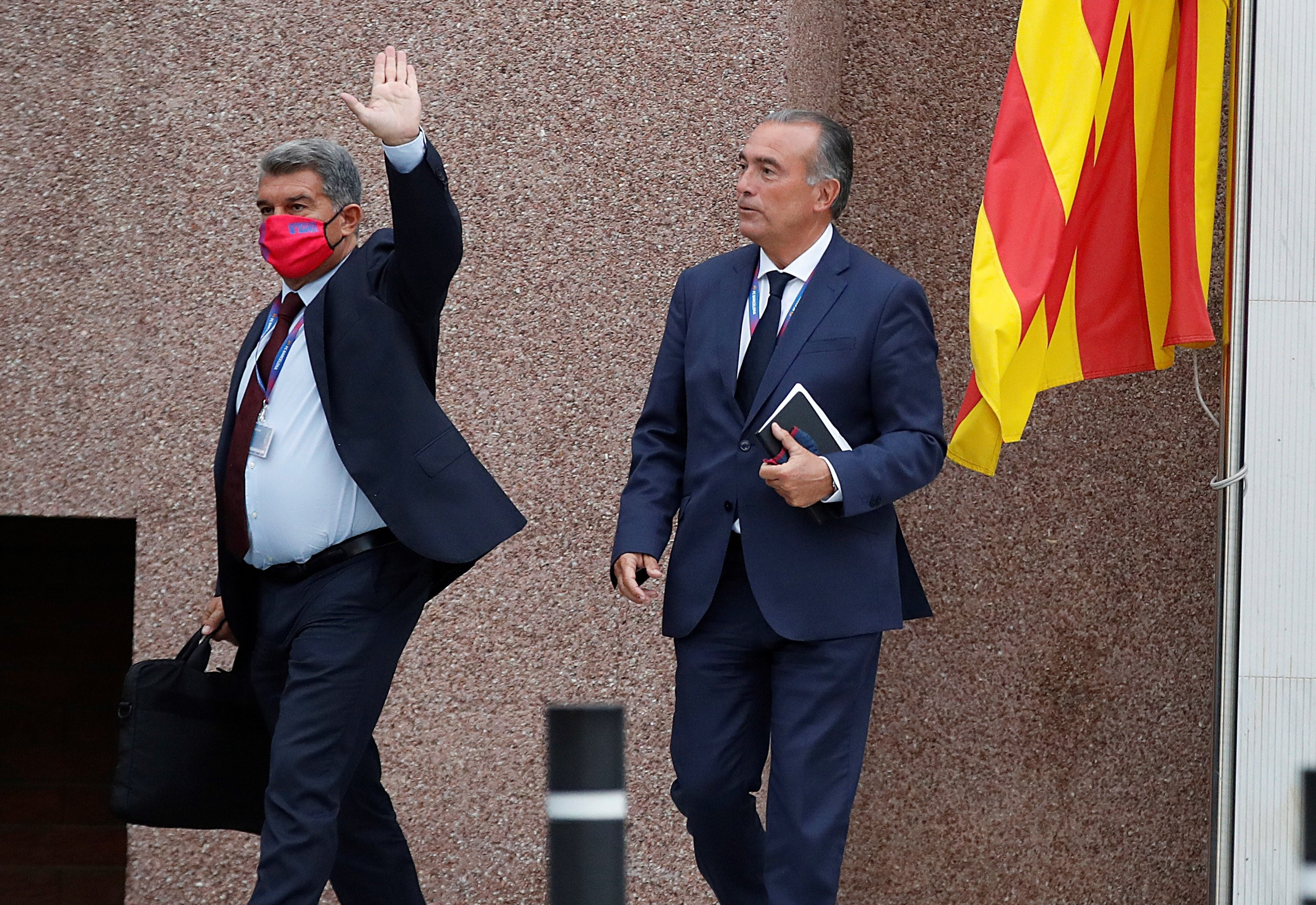 Laporta y Yuste saliendo de la reunión con Koeman / EFE