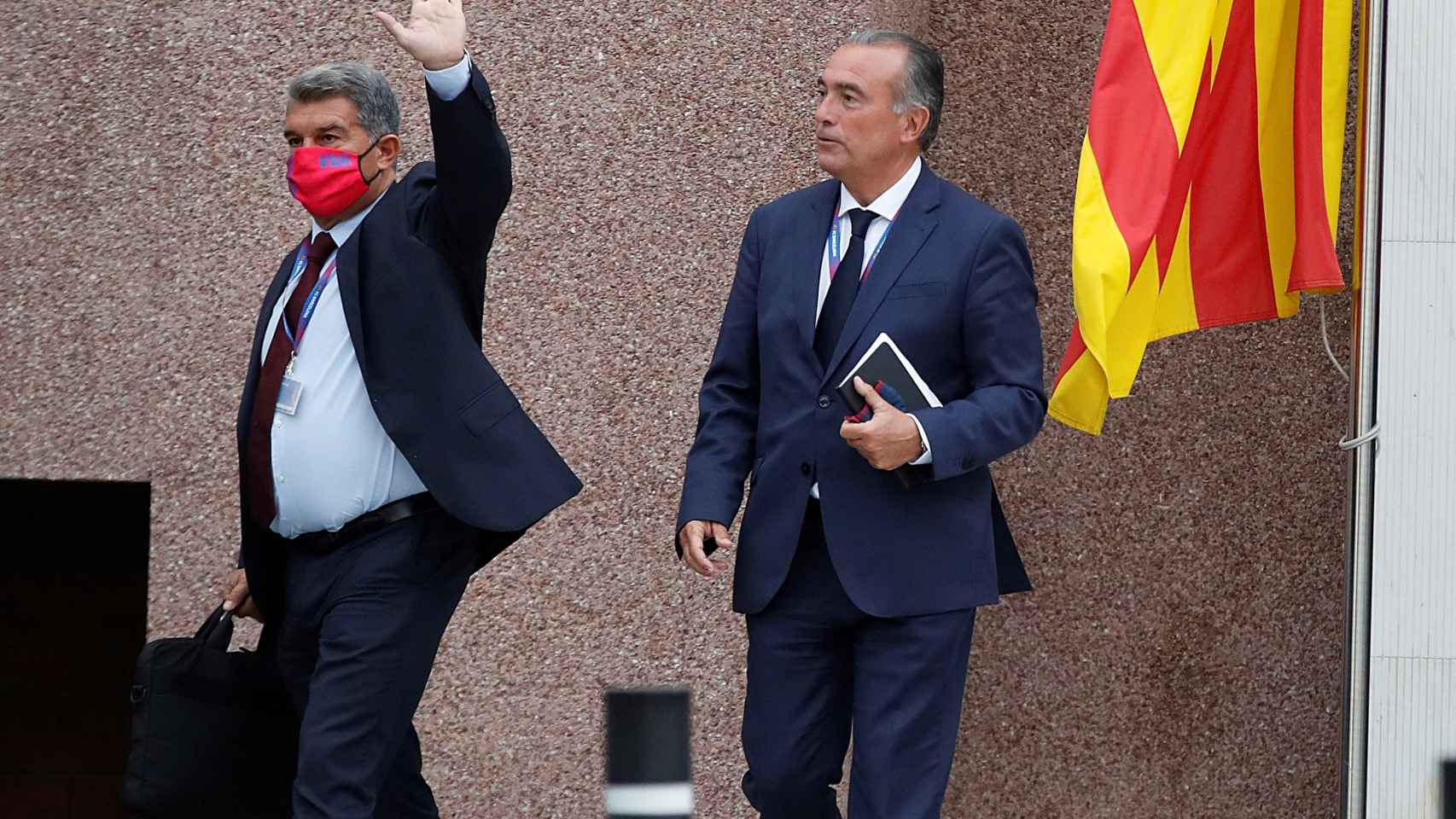 Laporta y Yuste saliendo de la reunión con Koeman / EFE