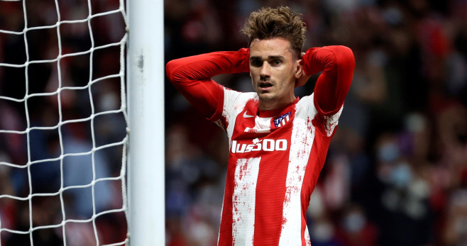 Antoine Griezmann se lamenta tras fallar una ocasión de gol con el Atlético / EFE