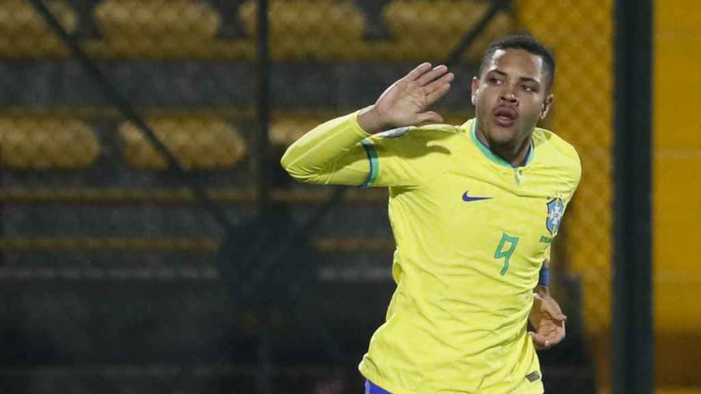 Vitor Roque festeja un gol anotado en el Sudamericano sub 20