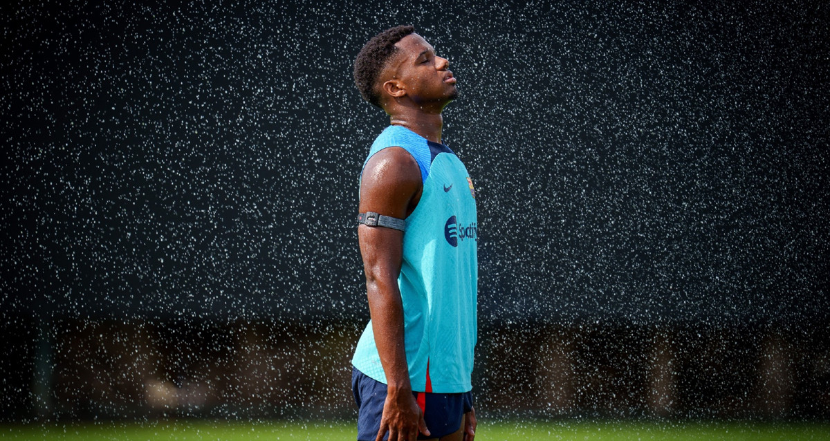 Ansu Fati, entrenando bajo la lluvia, en la Ciutat Esportiva Joan Gamper / FCB