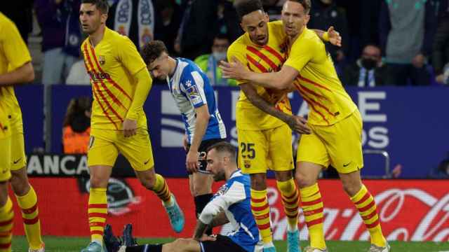 Aubameyang felicita a Luuk de Jong tras marcar el gol del empate del Barça en el campo del Espanyol / EFE