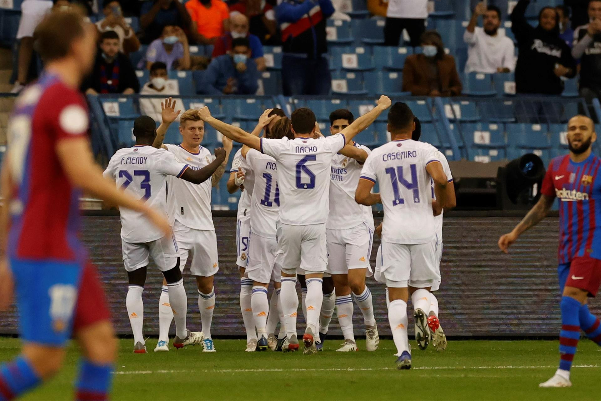 El Real Madrid celebra el primer gol de Vinicius al Barça en el clásico de Arabia Saudí / EFE