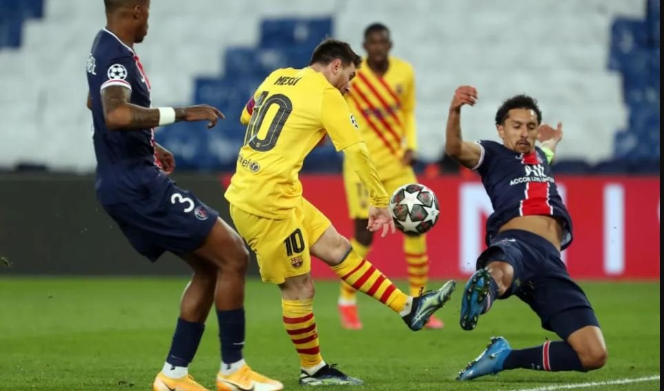 Leo Messi, en una acción en el PSG-Barça del año pasado, en Champions / FCB