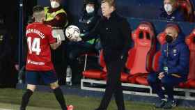 Ronald Koeman en el partido ante Osasuna / EFE