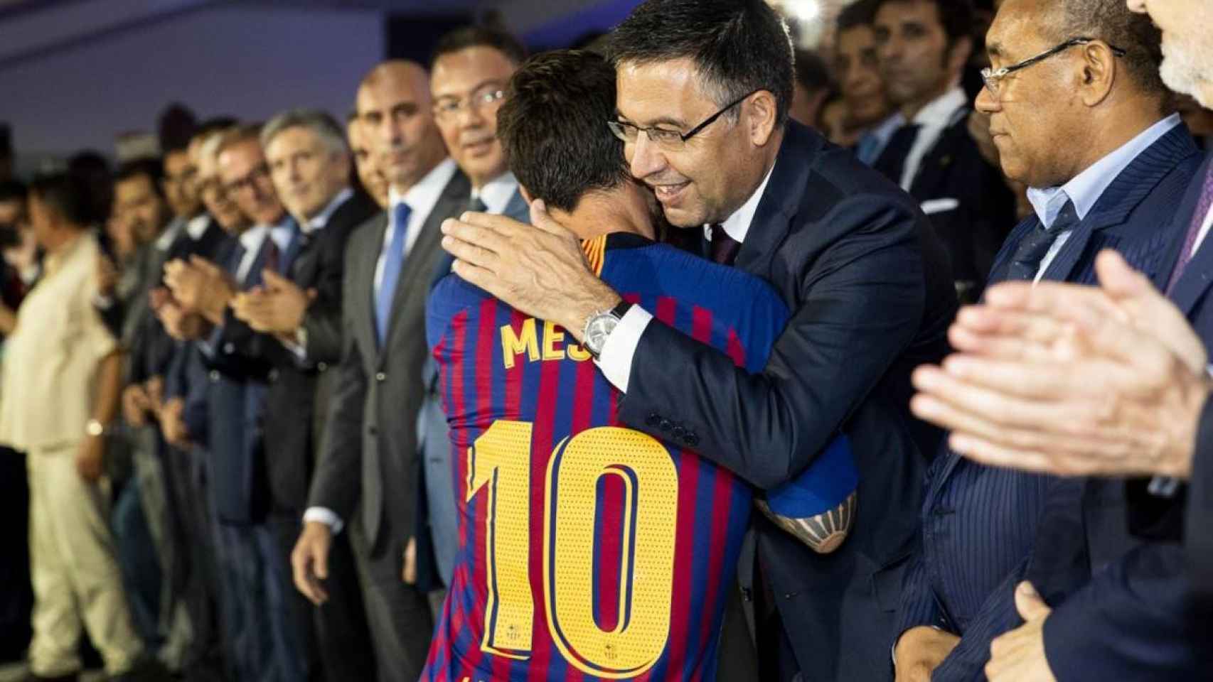 Leo Messi y Bartomeu celebrando un título / EFE