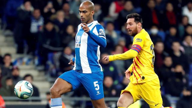 Messi con Naldo en el Barça Espanyol de la primera vuelta / EFE