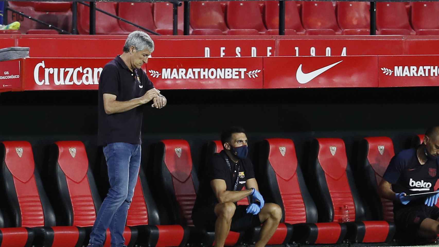 Quique Setién durante el Sevilla-Barça / EFE