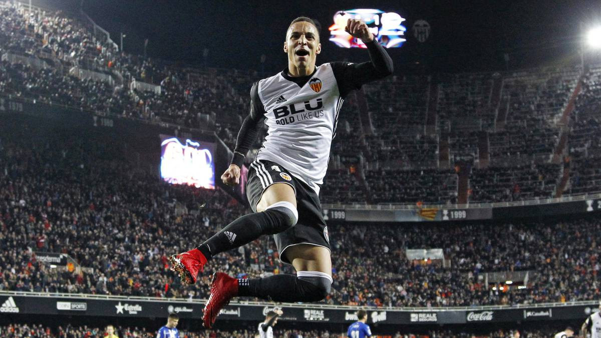 Rodrigo celebra un gol con el Valencia | EFE