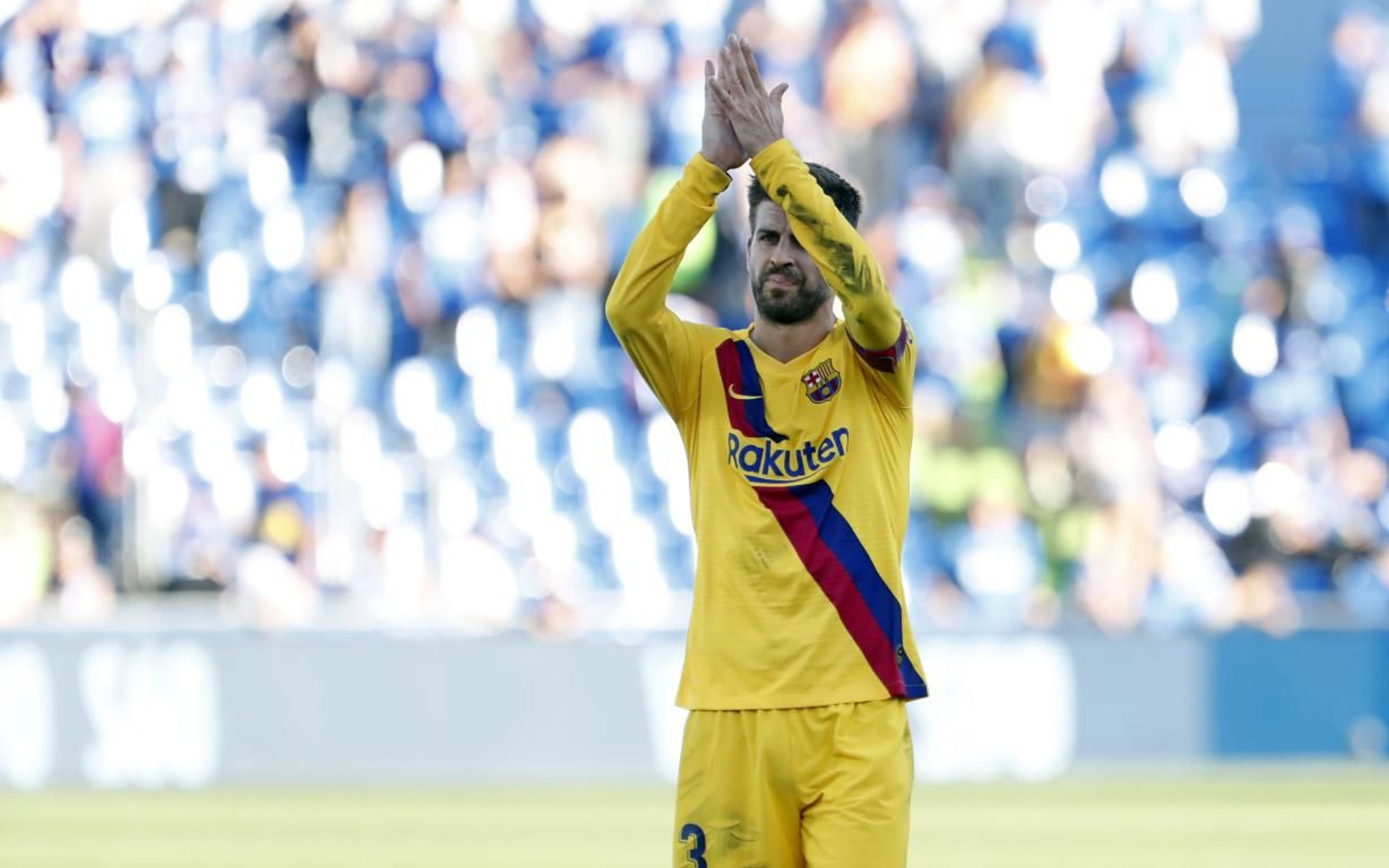 Gerard Piqué agradeciendo el apoyo de la afición del Barça en Getafe / EFE