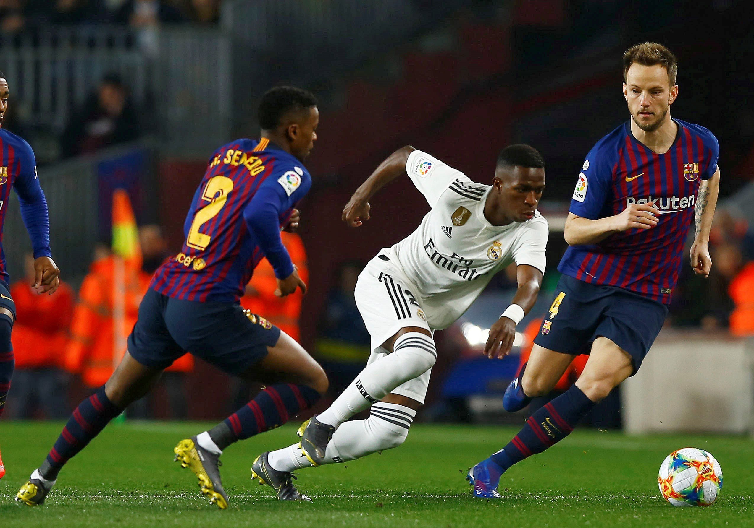 Nelson Semedo defendiendo a Vinicius Junior / EFE