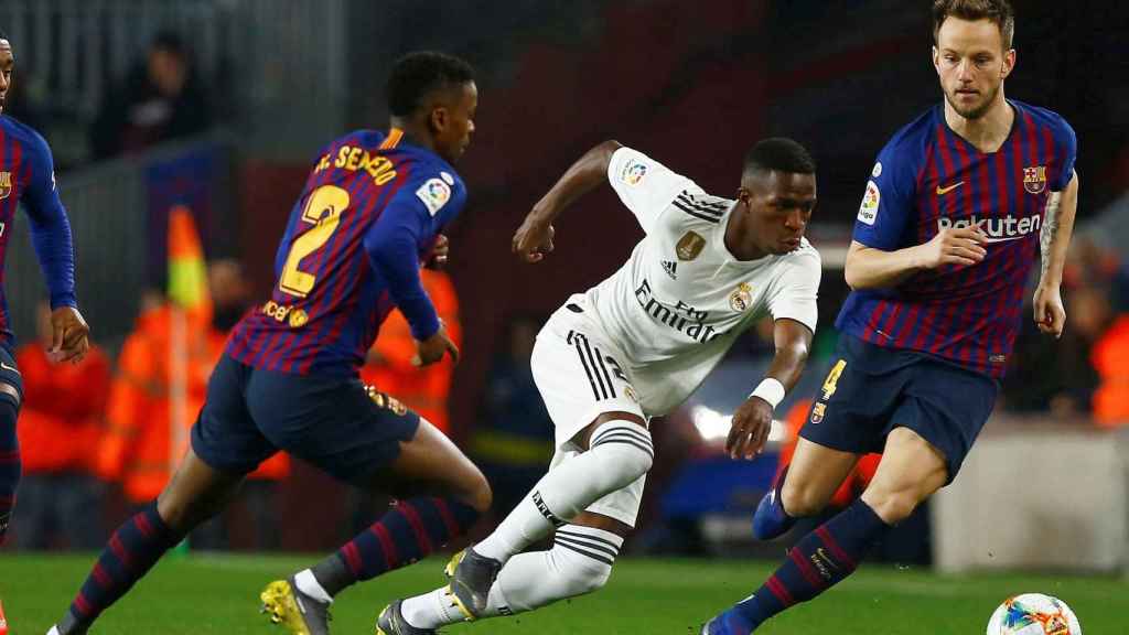 Nelson Semedo defendiendo a Vinicius Junior / EFE