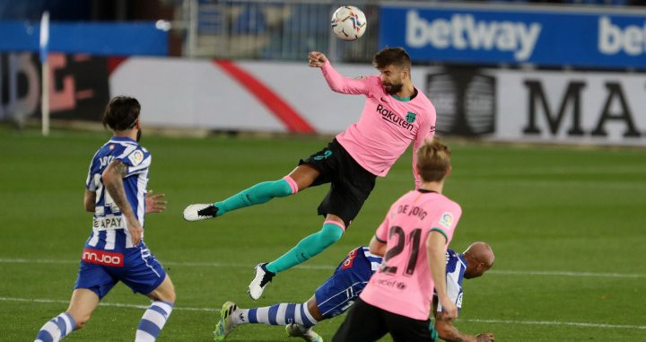 Piqué, en una acción ante el Alavés | EFE