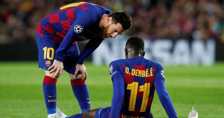 Dembelé se tira al césped tras lesionarse/ EFE