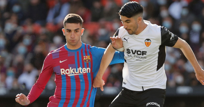 Ferran Torres, disputando el balón contra Carlos Soler, en un Valencia Barça / EFE