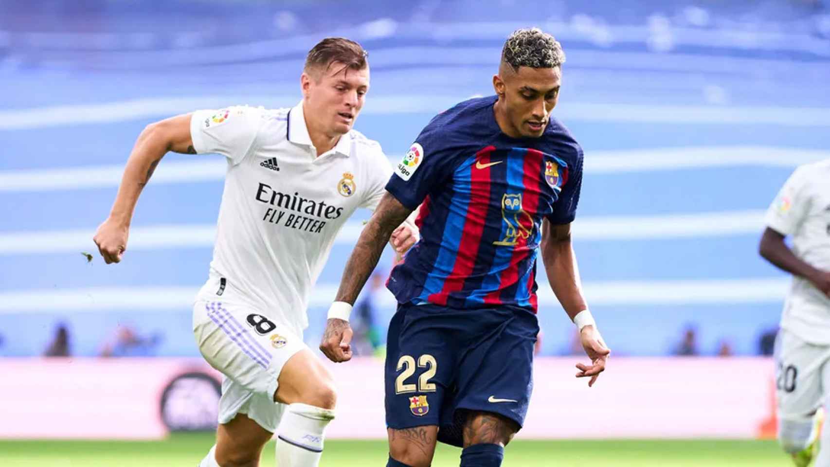 Kroos persigue a Raphinha, durante el clásico entre Real Madrid y Barça / FCB