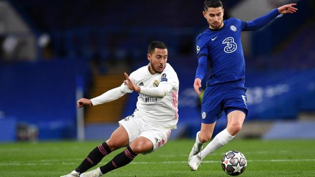 Eden Hazard luchando un balón contra el Chelsea / EFE
