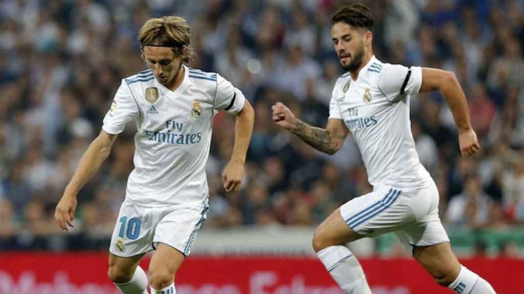 Una foto de archivo de Modric e Isco en un partido del Real Madrid