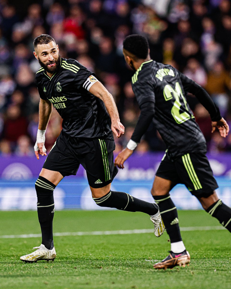 Benzema y Vinicius festejan el gol del triunfo contra el Real Valladolid / REAL MADRID