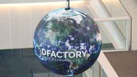 Globo terráqueo decorativo que muestra cómo DFactory situará a Barcelona en el centro del planeta / CZFB