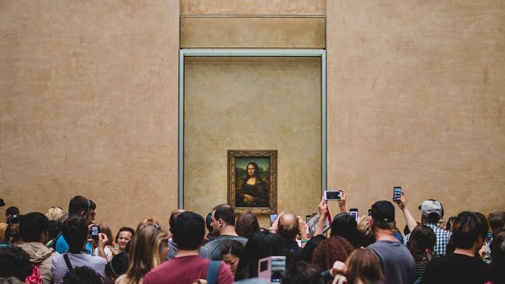 Multitud observando La Gioconda, uno de los cuadros más famosos del mundo / Foundry Co EN PIXABAY