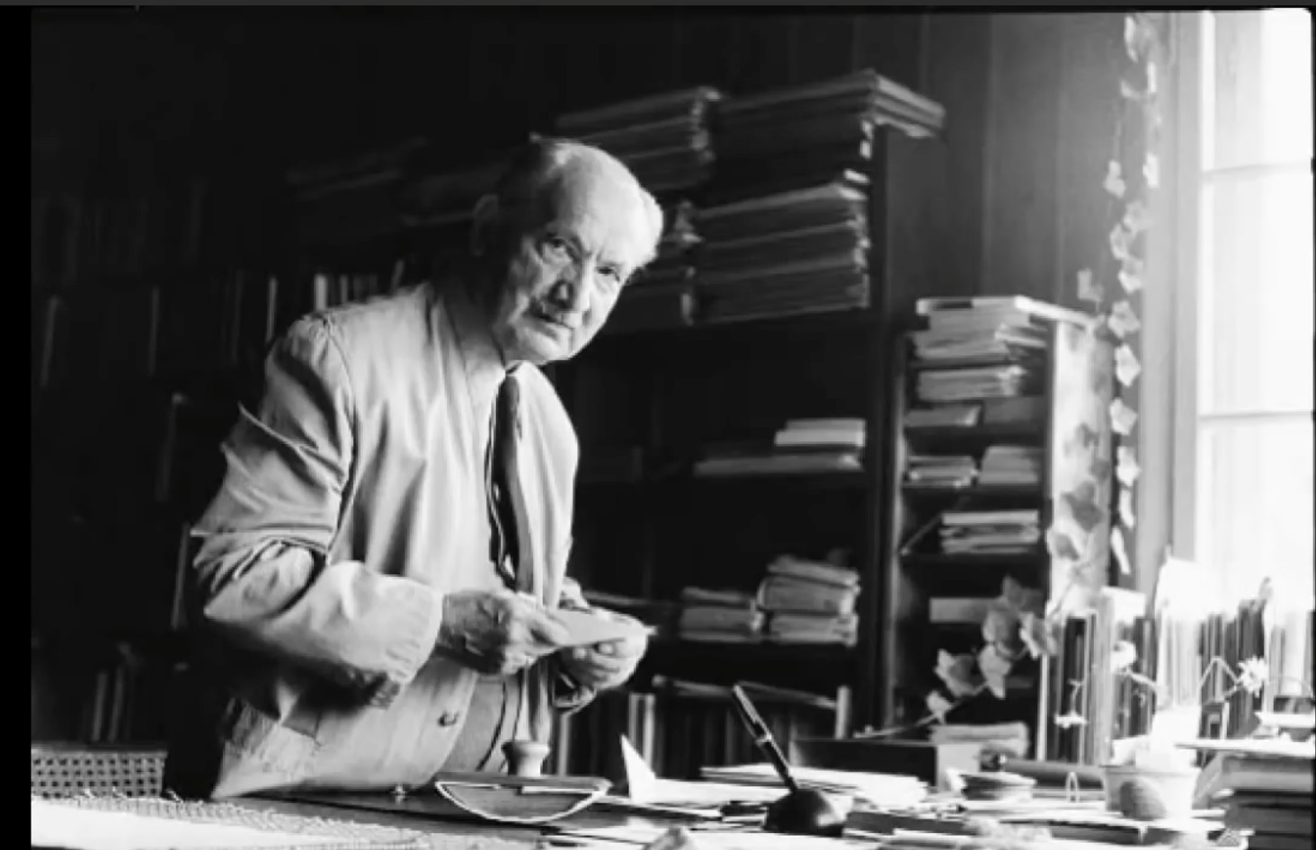 El filósofo alemán Martin Heidegger, en su estudio de trabajo.